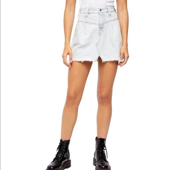 𝅺free PEOPLE side car mini skirt. Light wash. SZ 26 - Picture 1 of 6
